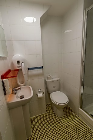 Family Room (1 Double Bed and 2 Twin Beds)