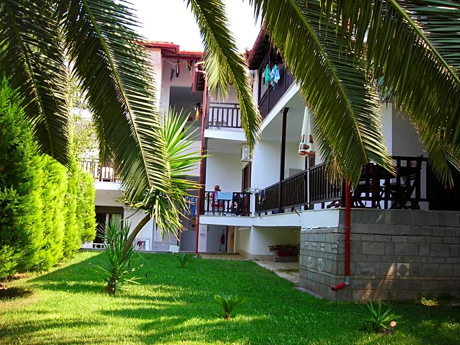 Pella House Studios & Apartments