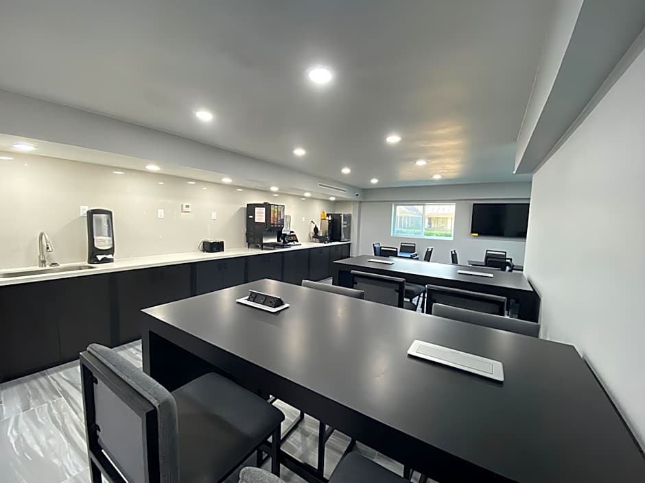 Days Inn & Suites by Wyndham Texas City