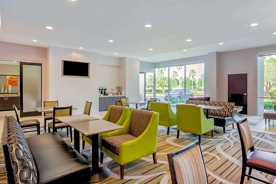 La Quinta Inn & Suites by Wyndham McAllen Convention Center