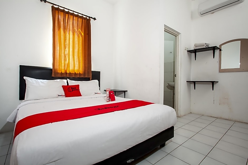 RedDoorz Plus near Galaxy Mall
