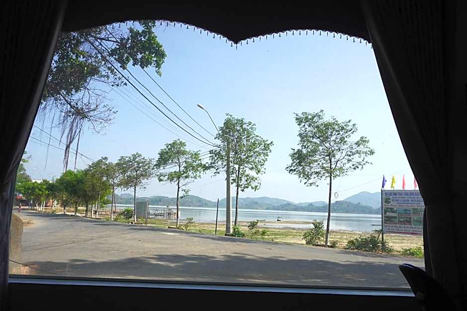 Van Long Elephants Lakeside View Hotel