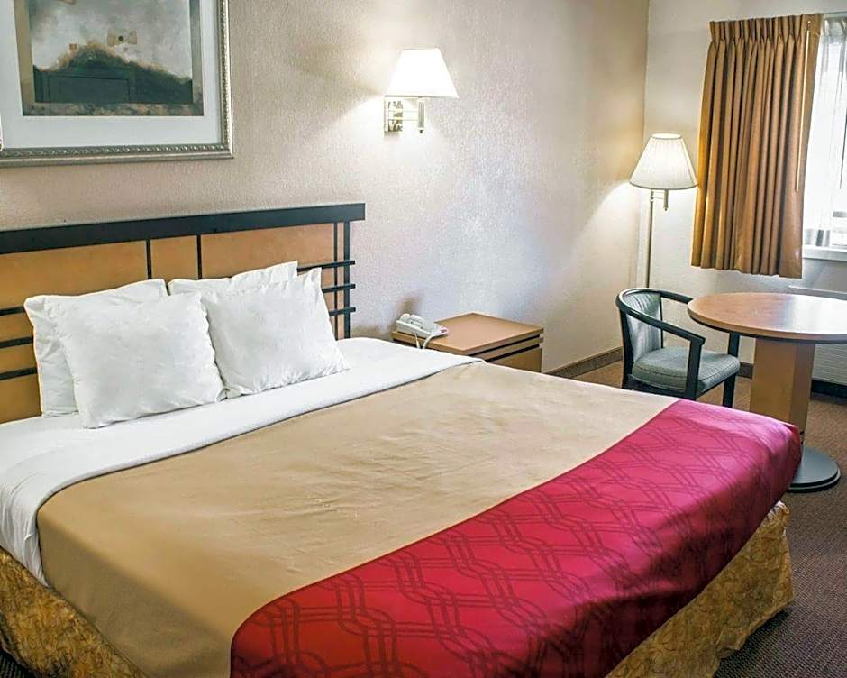 Econo Lodge Inn & Suites Colonie Center Mall