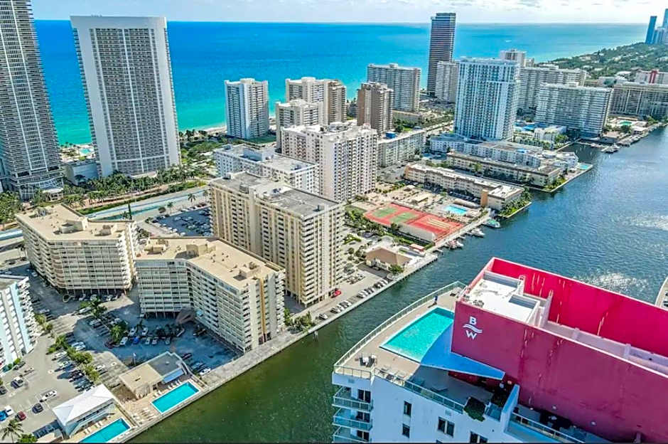 Stunning Penthouse Suite Waterfront 2BD 2BA