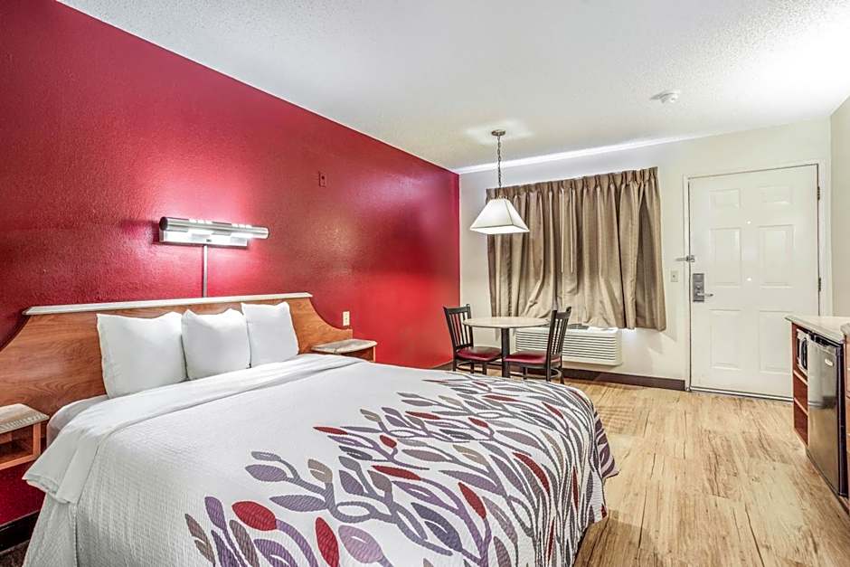 Photo 1 of 4 of Deluxe 1 Queen Bed, Accessible