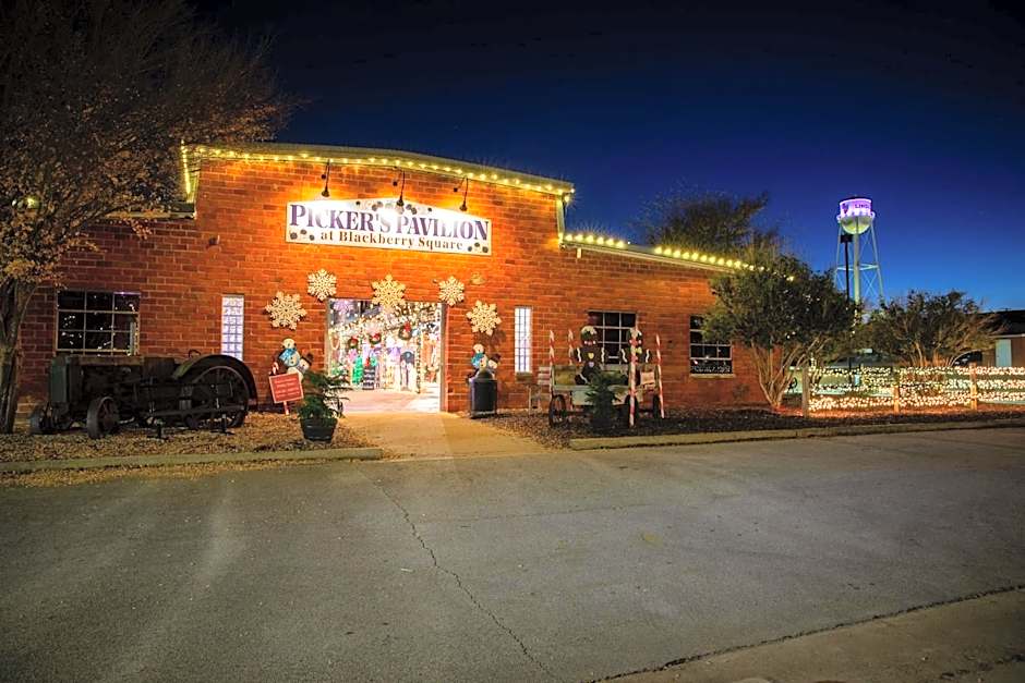 Holiday Inn Express and Suites Lindale By IHG