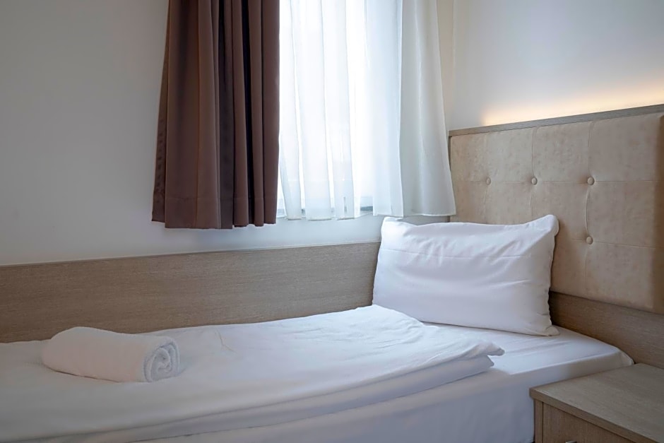 Alpha & Omega Hotel