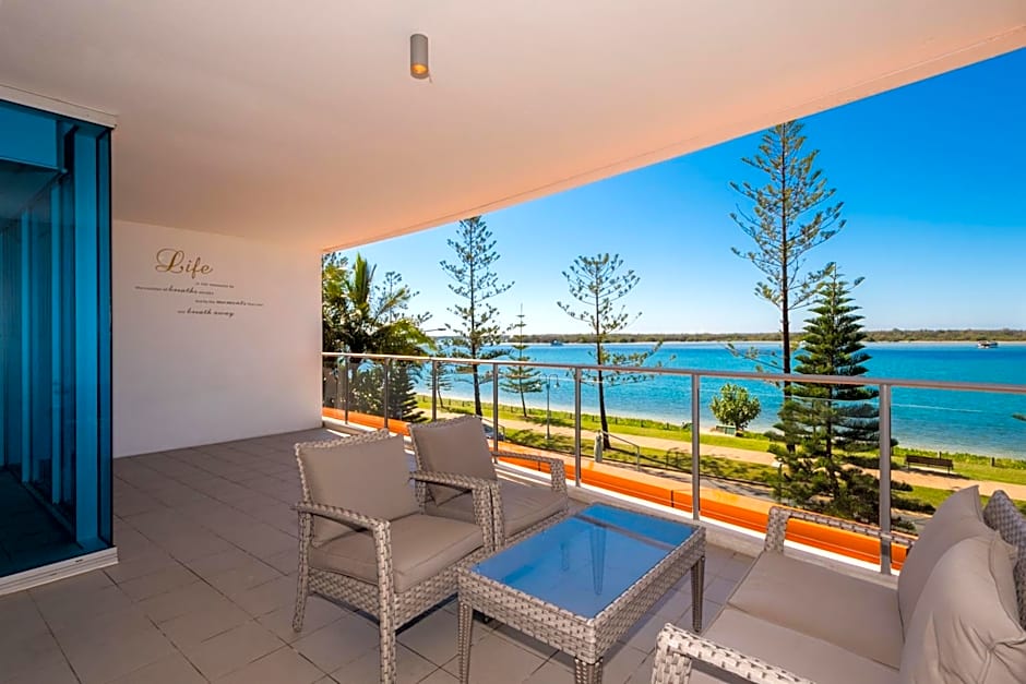 Silvershore Apartments on the Broadwater