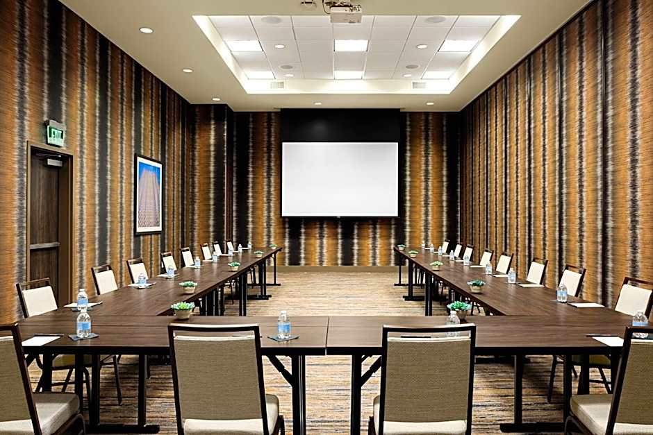 Courtyard by Marriott Dallas Downtown / Reunion District