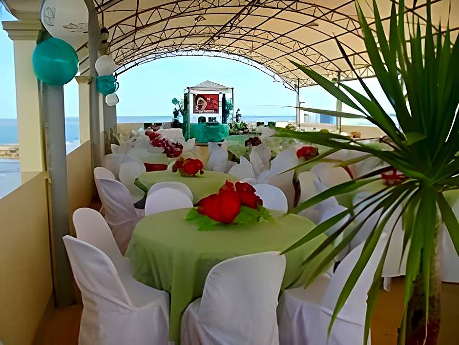 Island Tropic Hotel and Restaurant