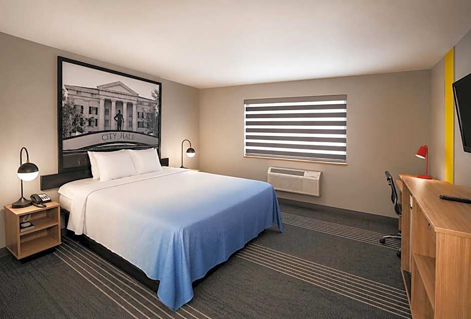 Super 8 by Wyndham Warrenton