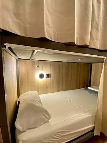 Bed in 6-Bed Female in Standard Dormitory Room with Bathroom