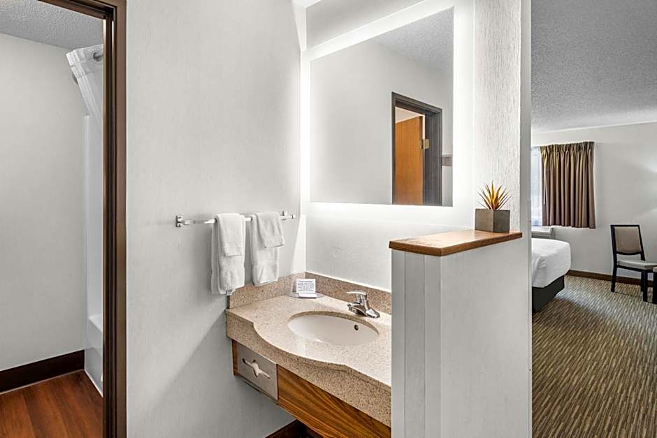 EverSpring Inn & Suites