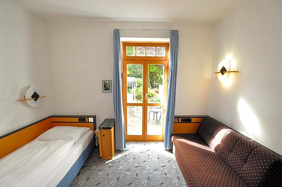 Villa Waldperlach by Blattl