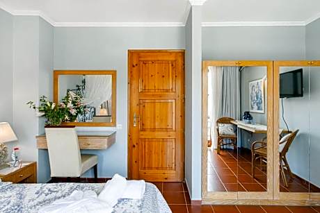 Apartment with Pool View