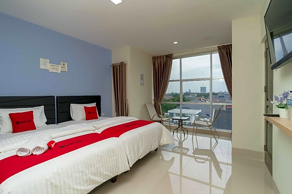 RedDoorz Plus near Eka Hospital BSD 5