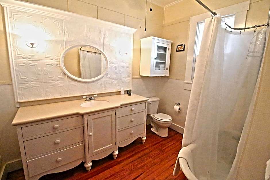 Peach Tree Inn & Suites