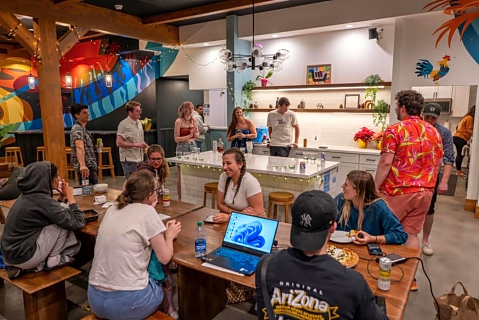 Howzit Hostels Maui