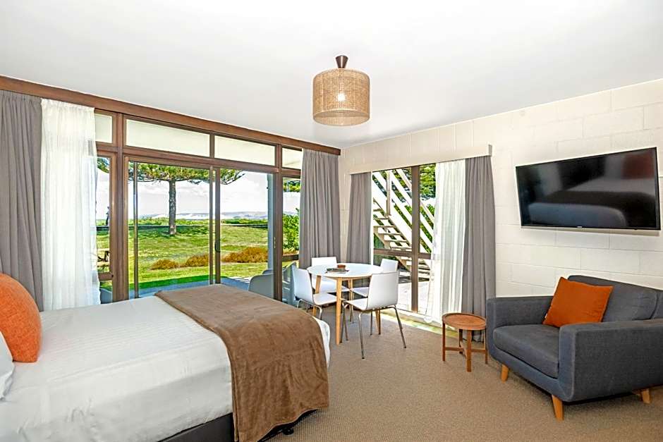 Whispering Sands Beachfront Motel