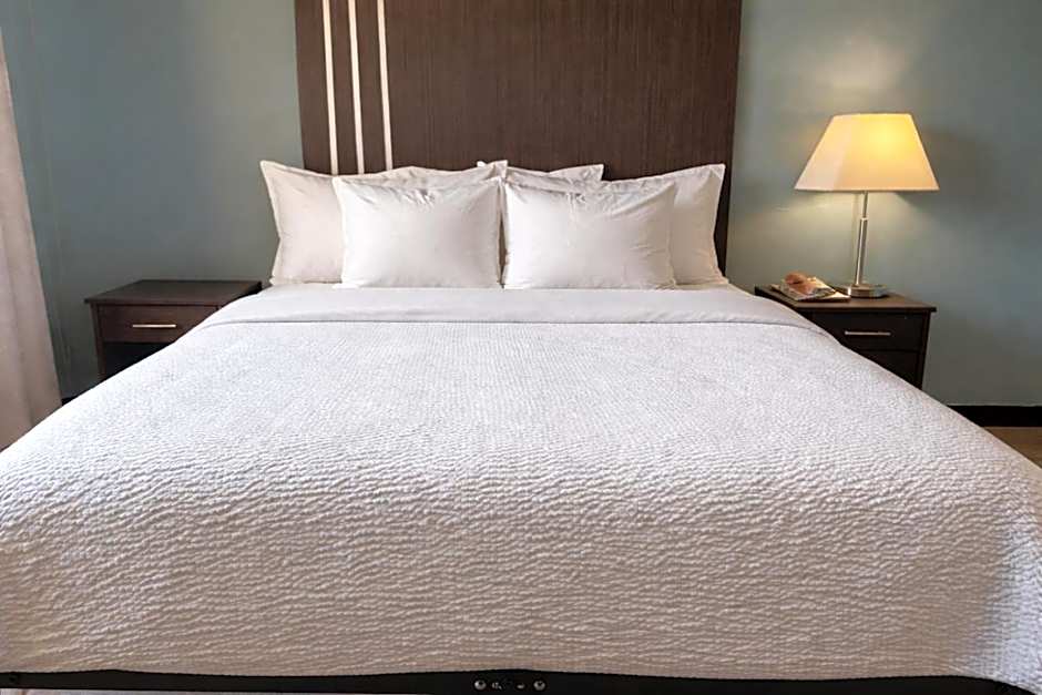 Photo 1 of 5 of 1 Queen Bed