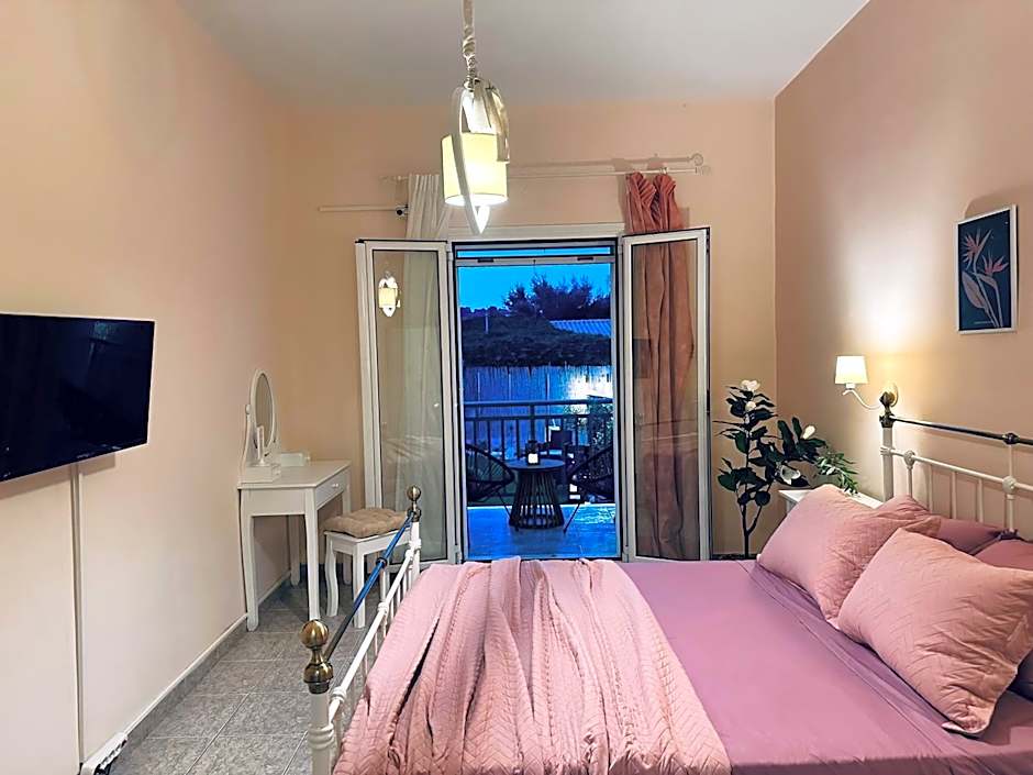 Royal Jelly Suites - Renovated Suites with Pool Just 5 Minutes walk from the Beach By Villa Mana Gers