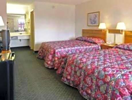 Queen Room with Two Queen Beds - Smoking