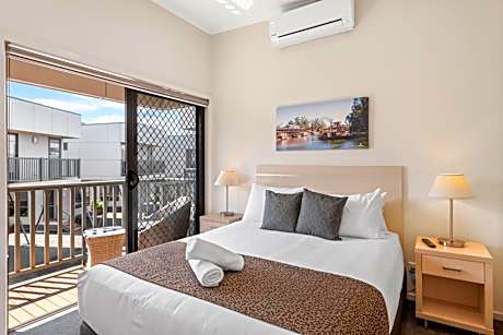 Deluxe 3 Bedroom Apartment - Sleeps 8