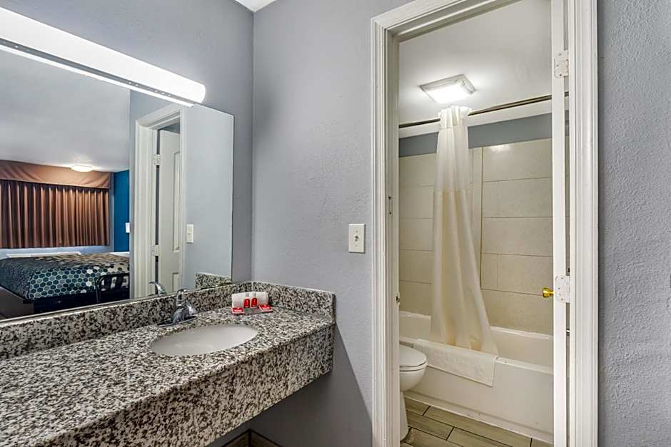 Econo Lodge Inn & Suites I-64 & Us 13