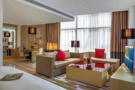 Corner Suite with Lounge Access – King Bed