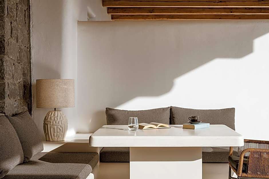 NĒRO Suites by NOMÉE Hospitality Group