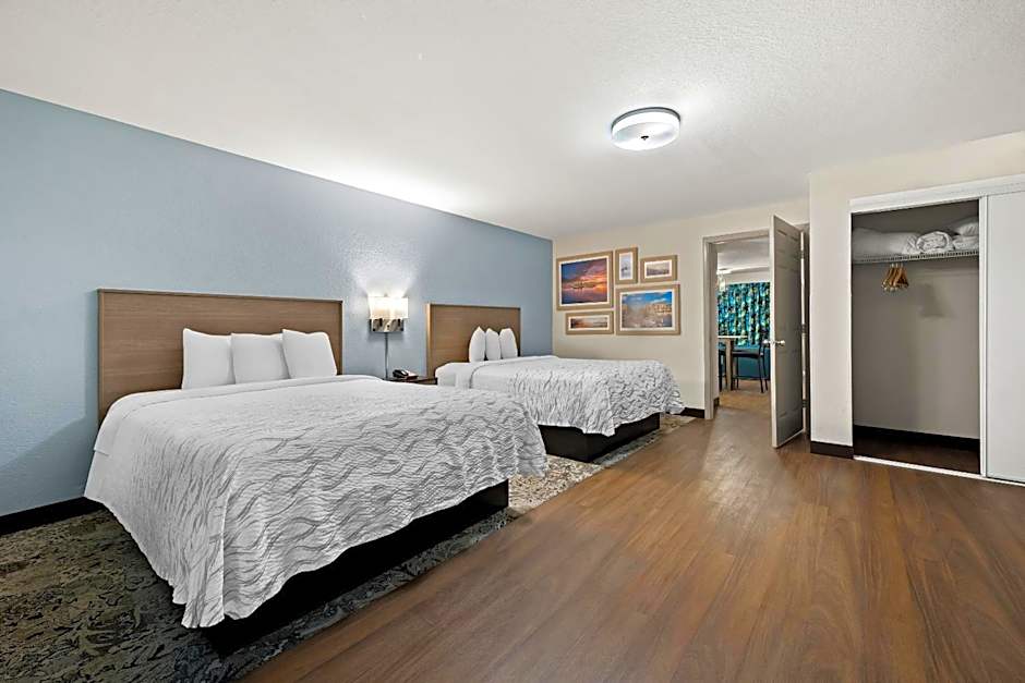 Red Roof PLUS+ & Suites Naples Downtown-5th Ave S