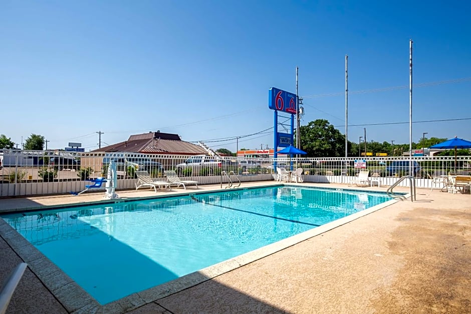 Motel 6-Bryan, TX - University Area