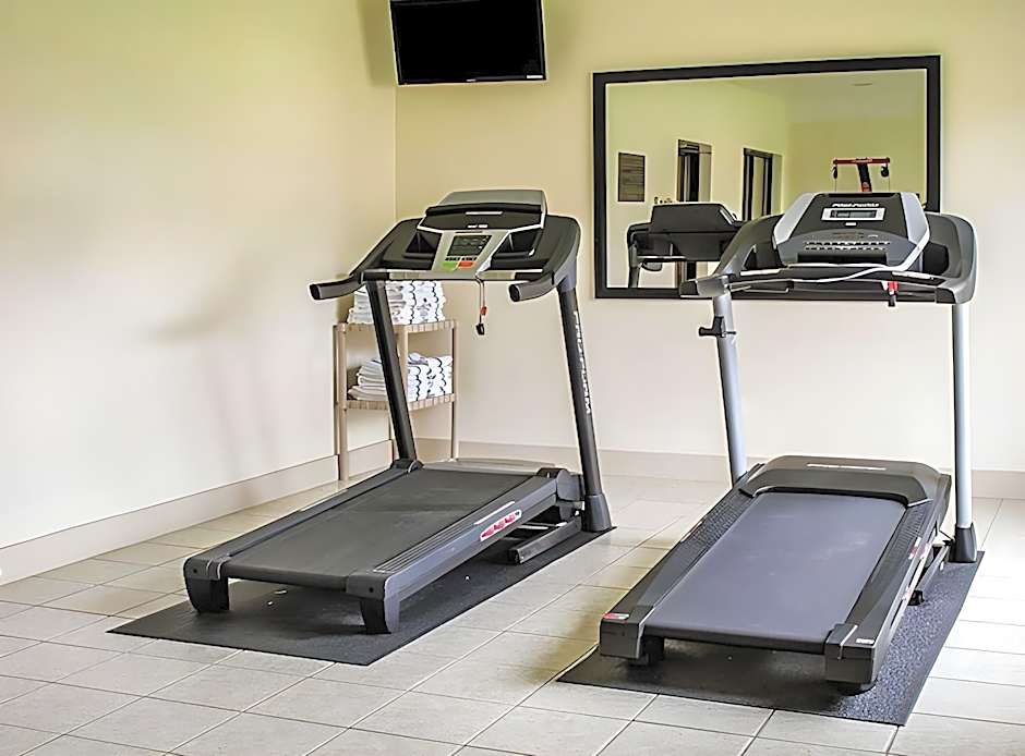 Norwood Inn & Suites Milwaukee