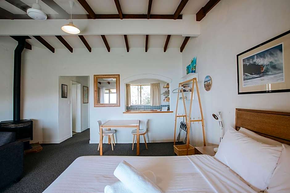 Canal Rocks Beachfront Apartments