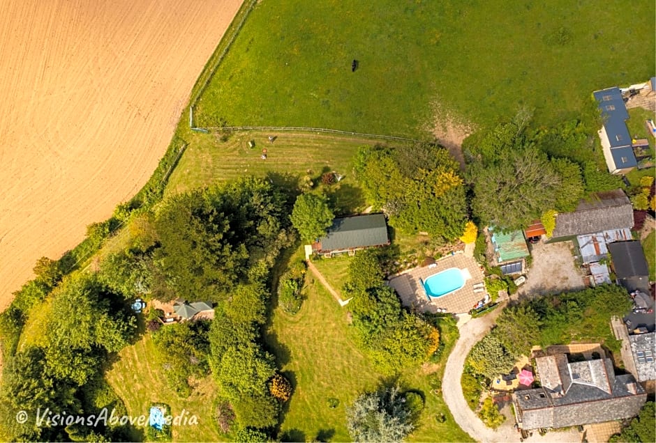 Tudor Lodge with pool & BBQ cabin
