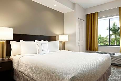 King Suite with Bathtub and Trundle Sofa - Mobility Access/Hearing Accessible