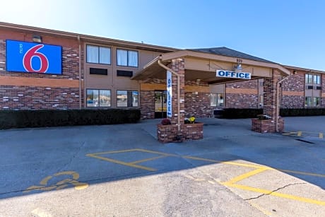 Motel 6-Troy, IL
