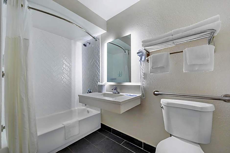 Quality Inn & Suites NJ State Capital Area