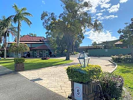 McNevins Logan Park Motel