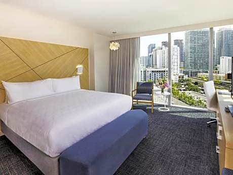 Superior King Room with City and Park View - Hearing Accessible