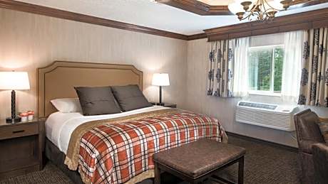 King Suite with Jetted Tub and Fireplace - Non-Smoking