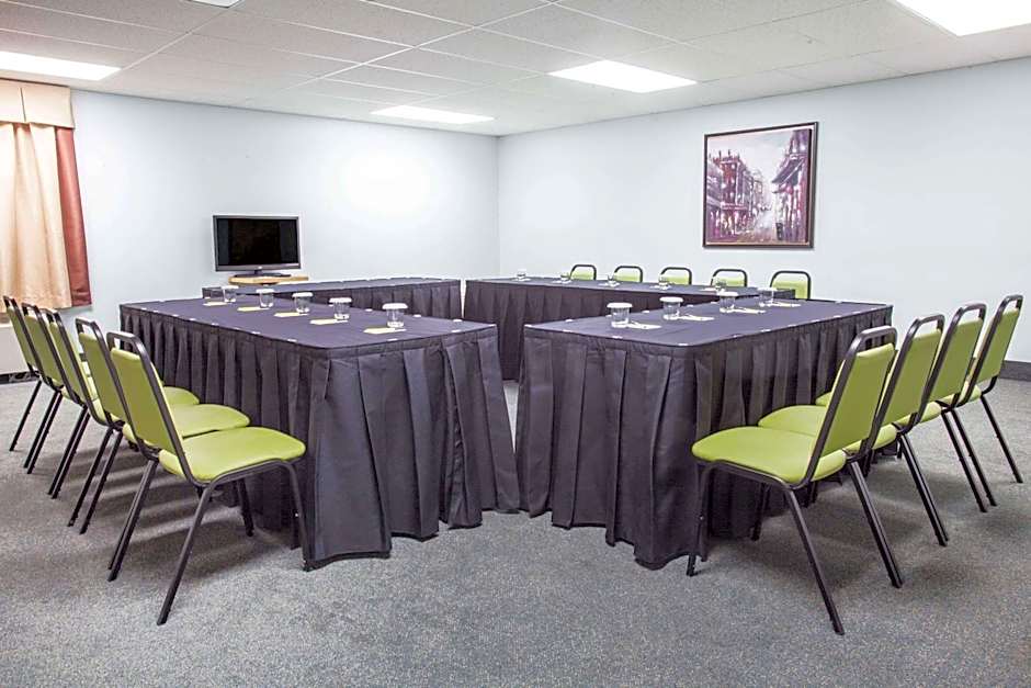 Super 8 by Wyndham Kindersley