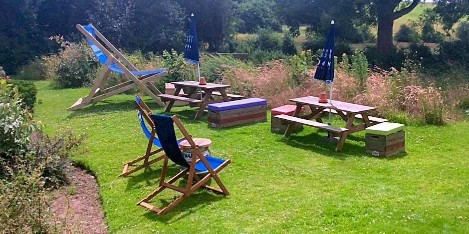 Strawberry Bank Hotel, NEC