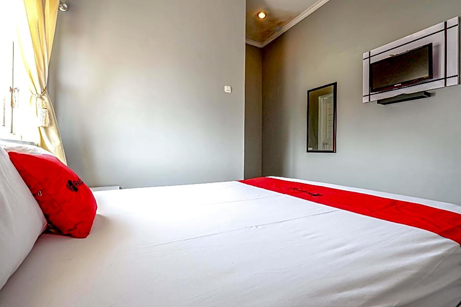 RedDoorz near Solo Square 3