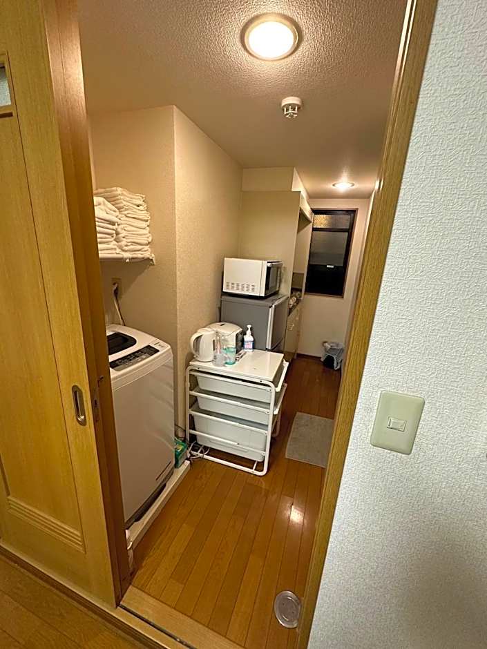 honeys guest house elevator , wash machine, huge closet space, private bathroom, walk to skytree in 10 minutes