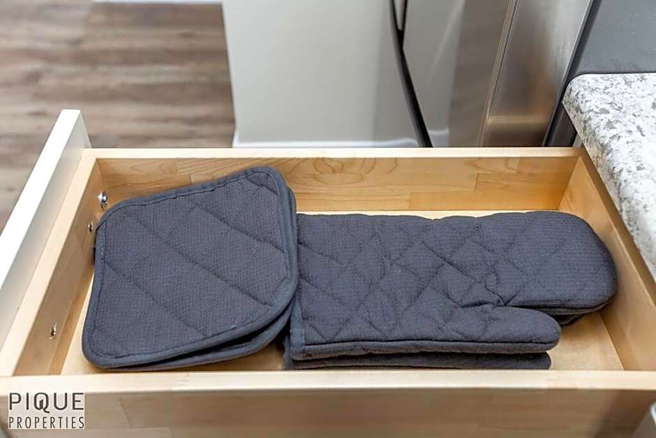 NEW, Euro-Style Suite, Whyte Avenue, AC, Netflix, Sleeps 6!