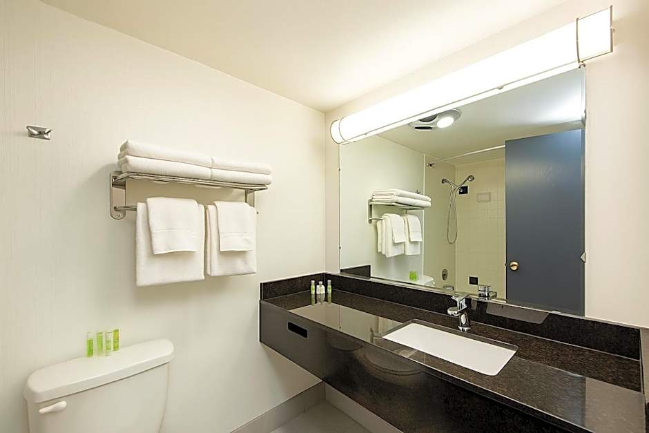 Oyster Bay Inn & Suites