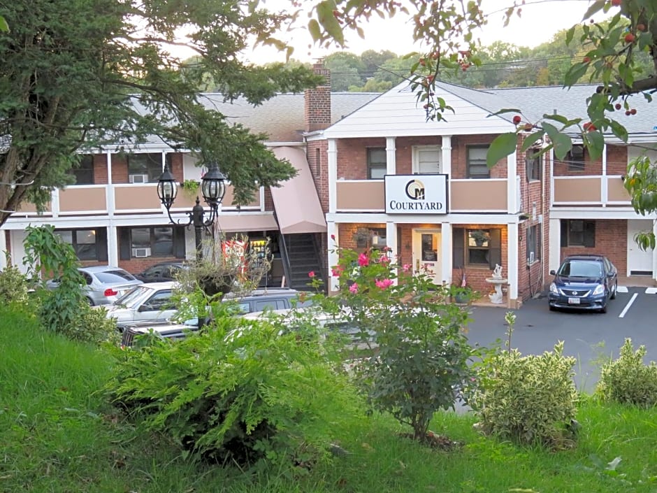 Central Motel Courtyard