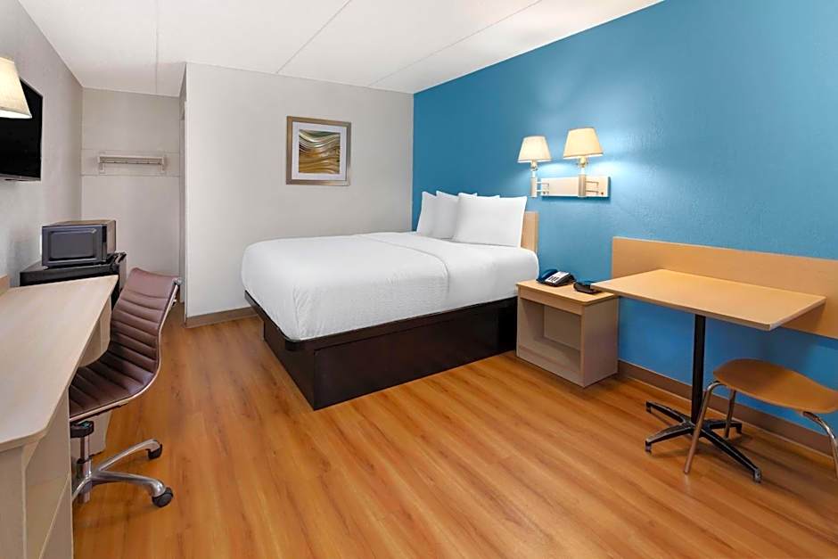 Travelodge by Wyndham Madison Heights MI