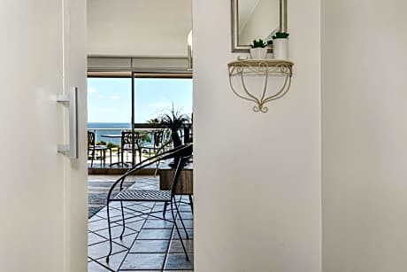 2 Bedroom Top Floor Unit - Ocean Views and Pool